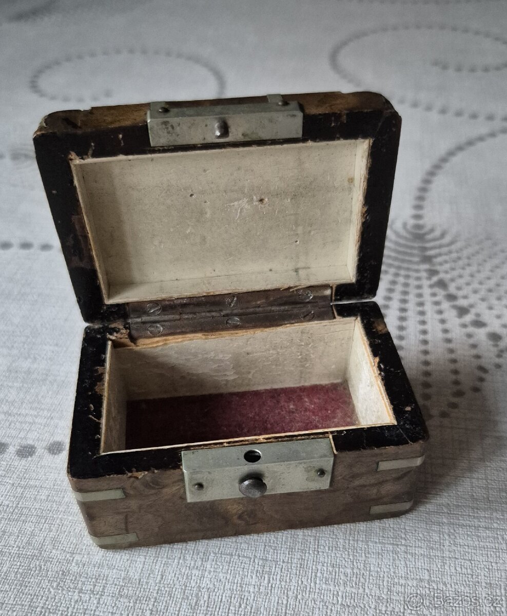 Truhlička, popelník, šálek - 9