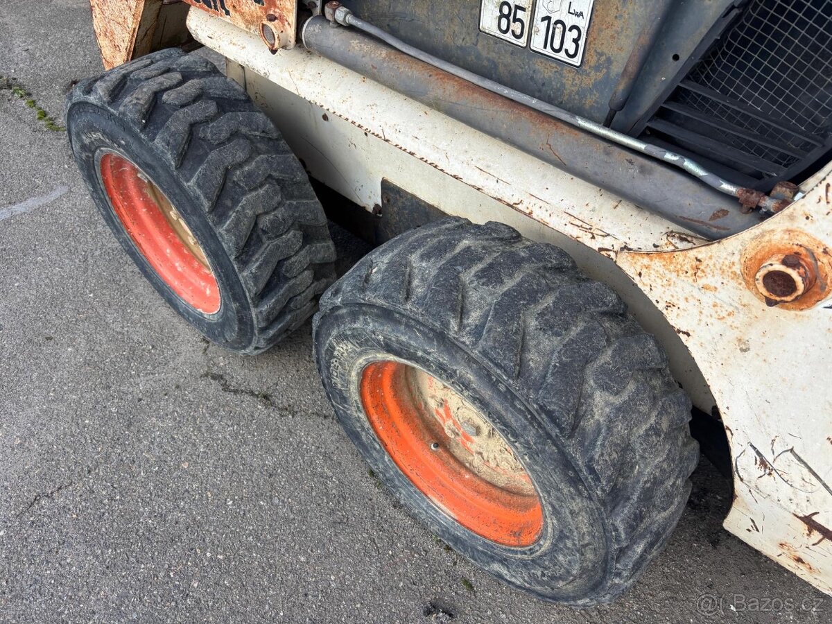 Kolový smykový nakladač Bobcat M753, nepojízdný - 9