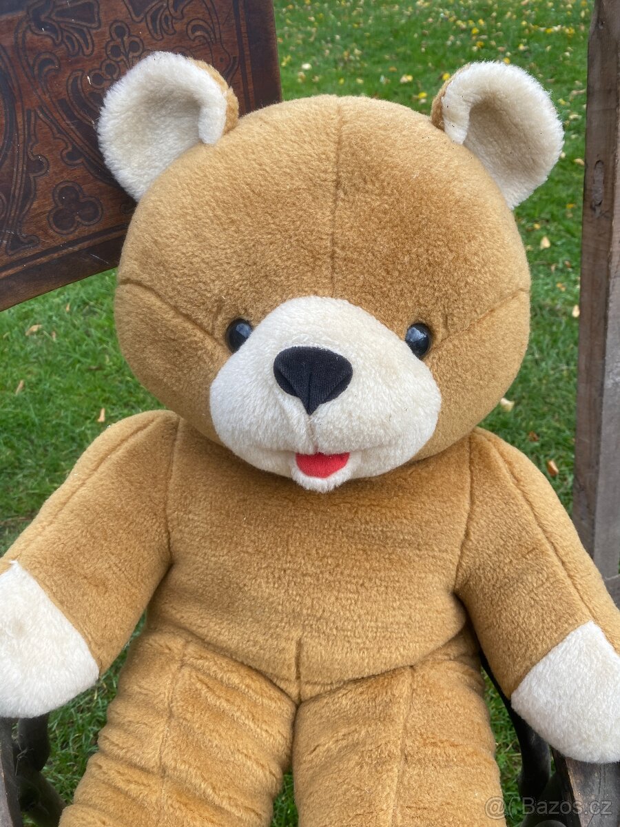 staré rádio stará plechovka starý medvídek židle rudl - 9