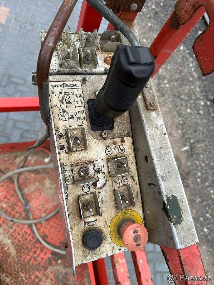 TERÉNNÍ NŮŽKOVÁ PLOŠINA SKYJACK SJ 6832 RT - 9