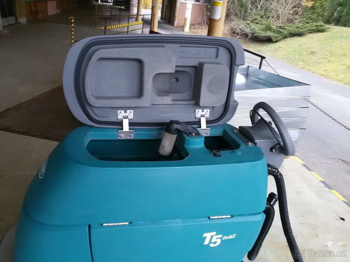 Podlahový mycí stroj Tennant T5 Disk 80 s vlastním pojezdem - 9