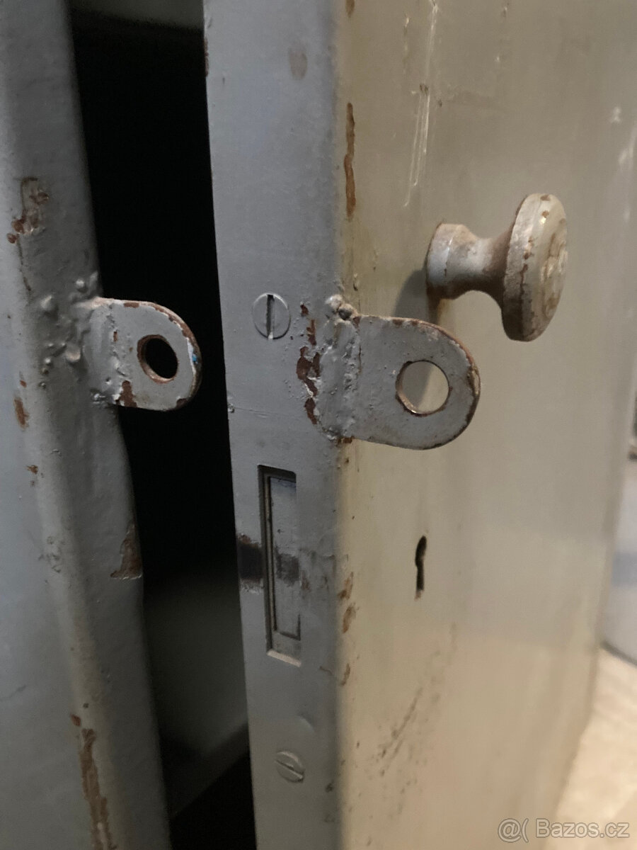 Trezor dvouplášťový starší s podstavcem za 3.000 kč - 9