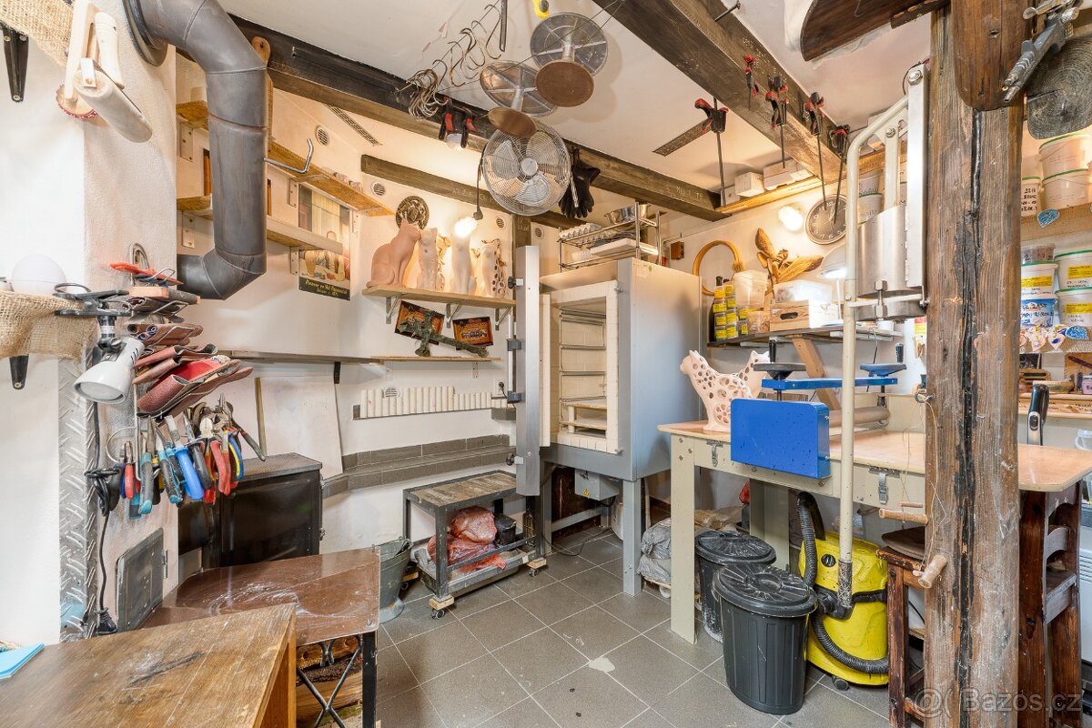 Prodej domu s jedinečnou atmosférou ve Všechlapech - 9