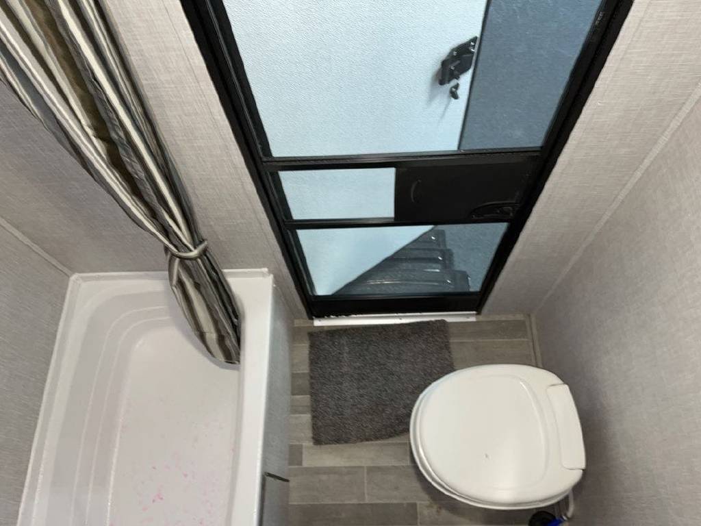 Americký obytný přívěs Zinger 18DS Výsuv DPH - 9