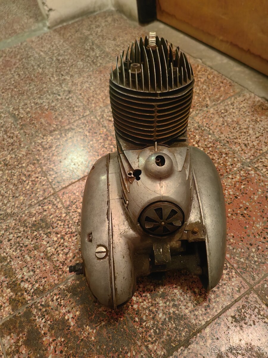 Jawa perak zbrojovka rám a motor - 9