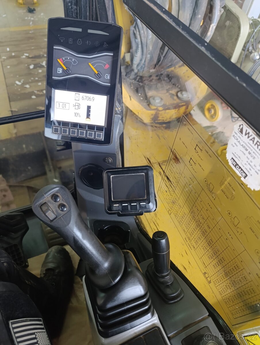 Pásový minibagr CAT 308 ČR - 9