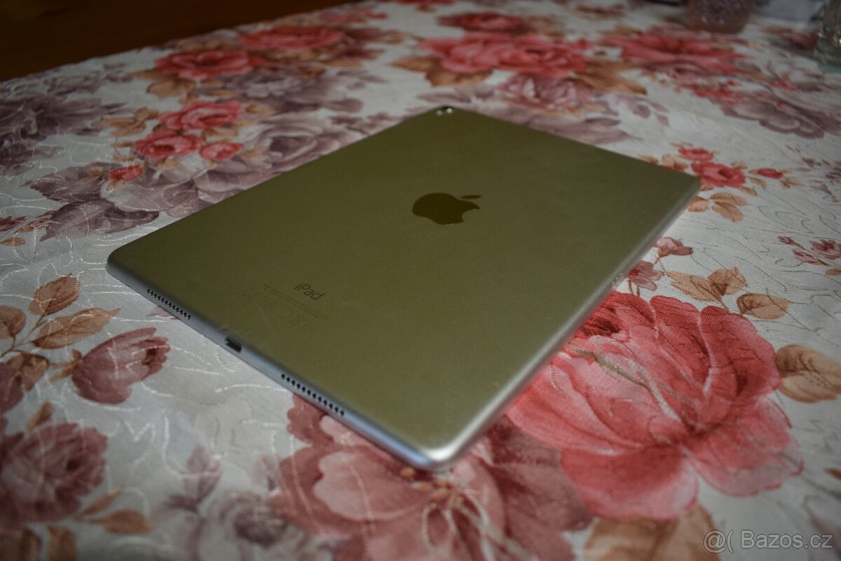 Apple iPad Pro 9.7-inch - A1673, 2016 (Wi-Fi Only) 32GB (3) - 9