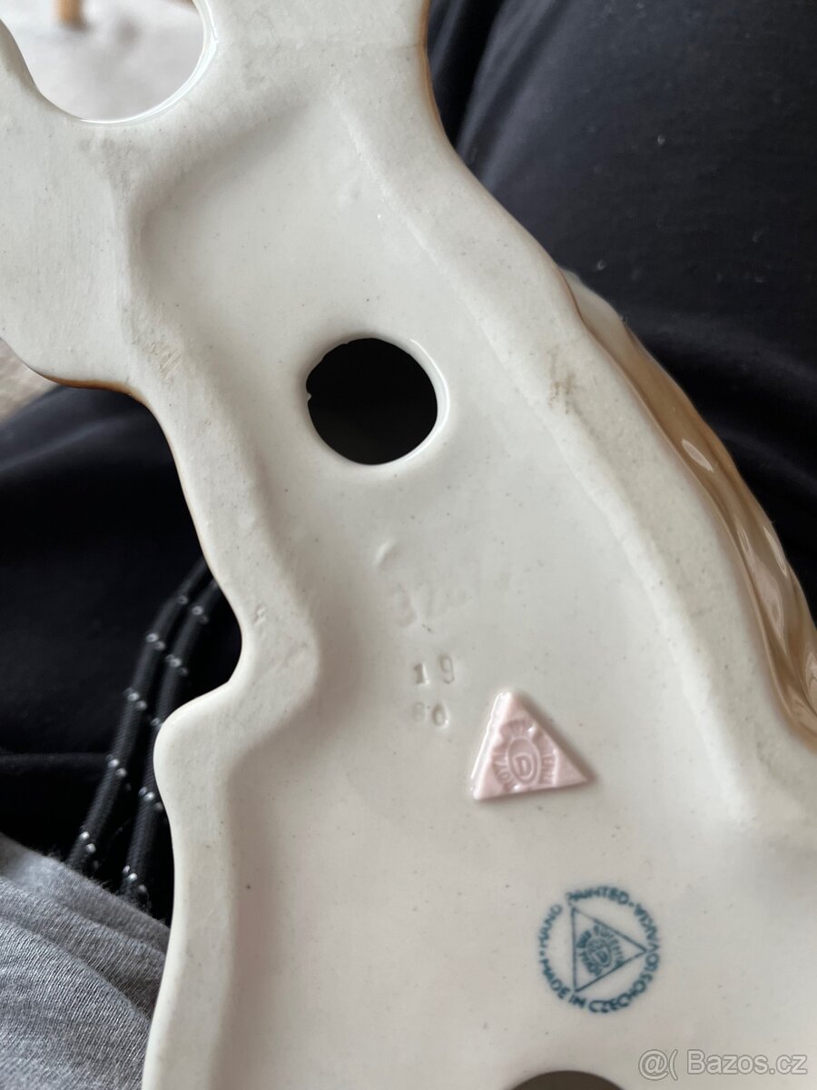 Royal Dux, Porcelánová soška - ležící chrt - 9