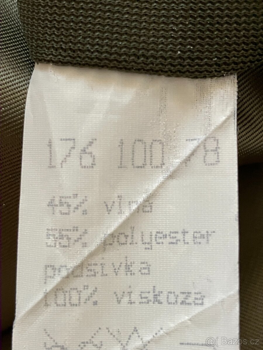 Vojenská zelená uniforma s čepicí. - 9