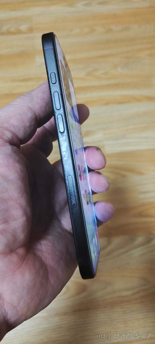 Apple iPhone 16 Plus 128 GB černý - 9