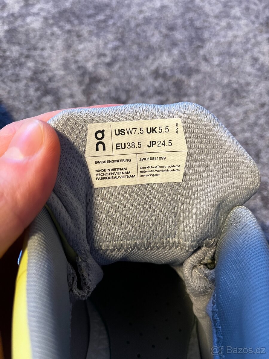 On Running, model Cloudtrax Waterproof. Velikost 38,5 - 9