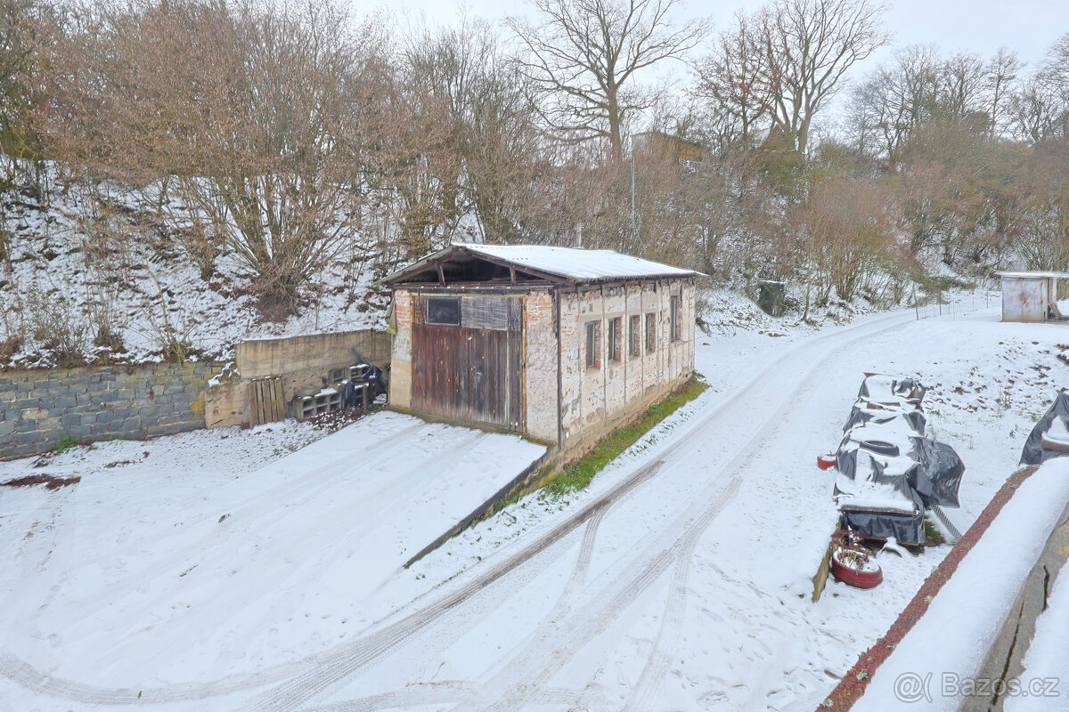 Rozmanitá usedlost s rozsáhlými pozemky 64 544 m² — Rochov u - 9