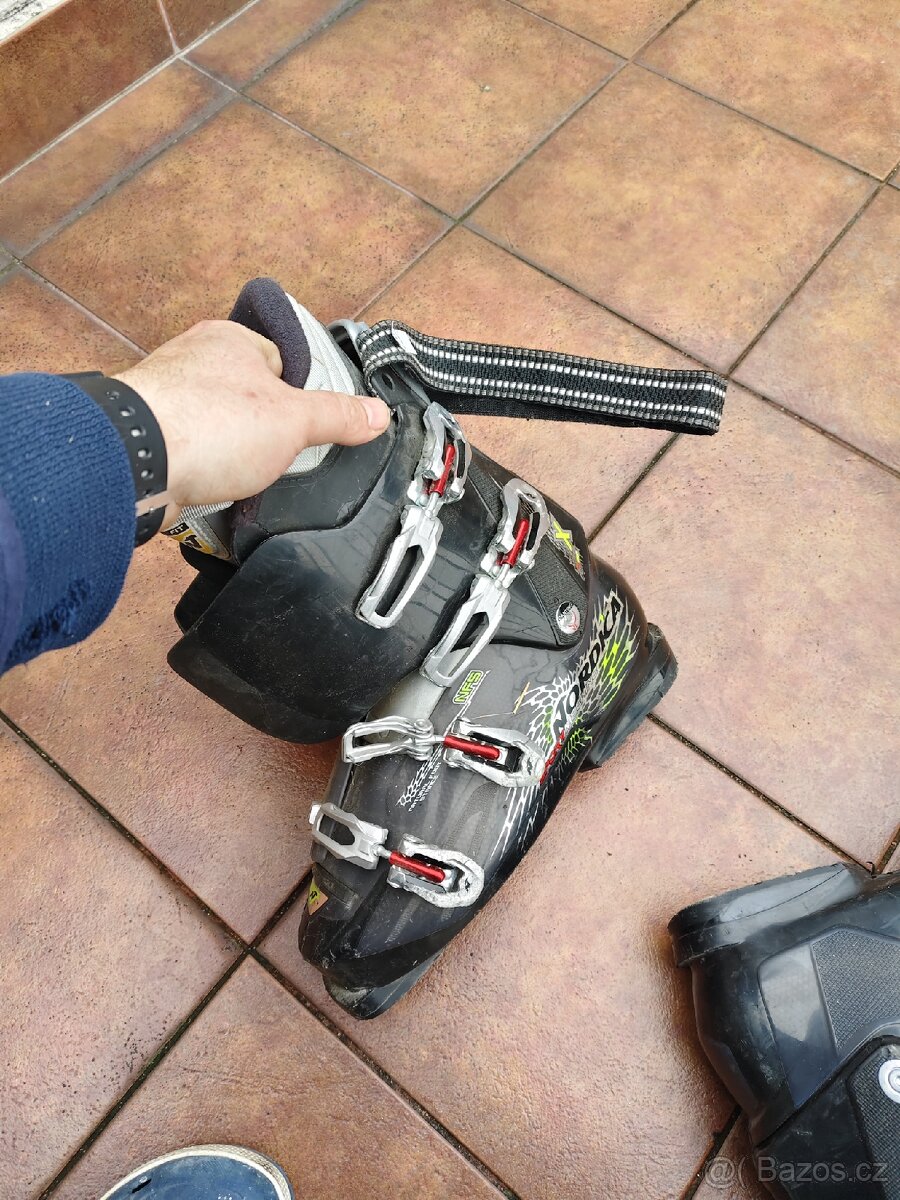 Prodám Lyže a lyžaky - 9