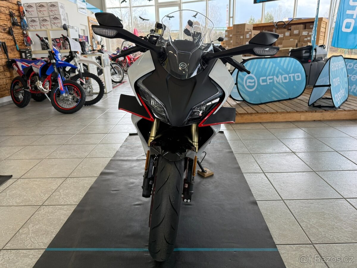 CFMOTO 450SR 25 bílá/černá - obě skladem AKCE helma - 9