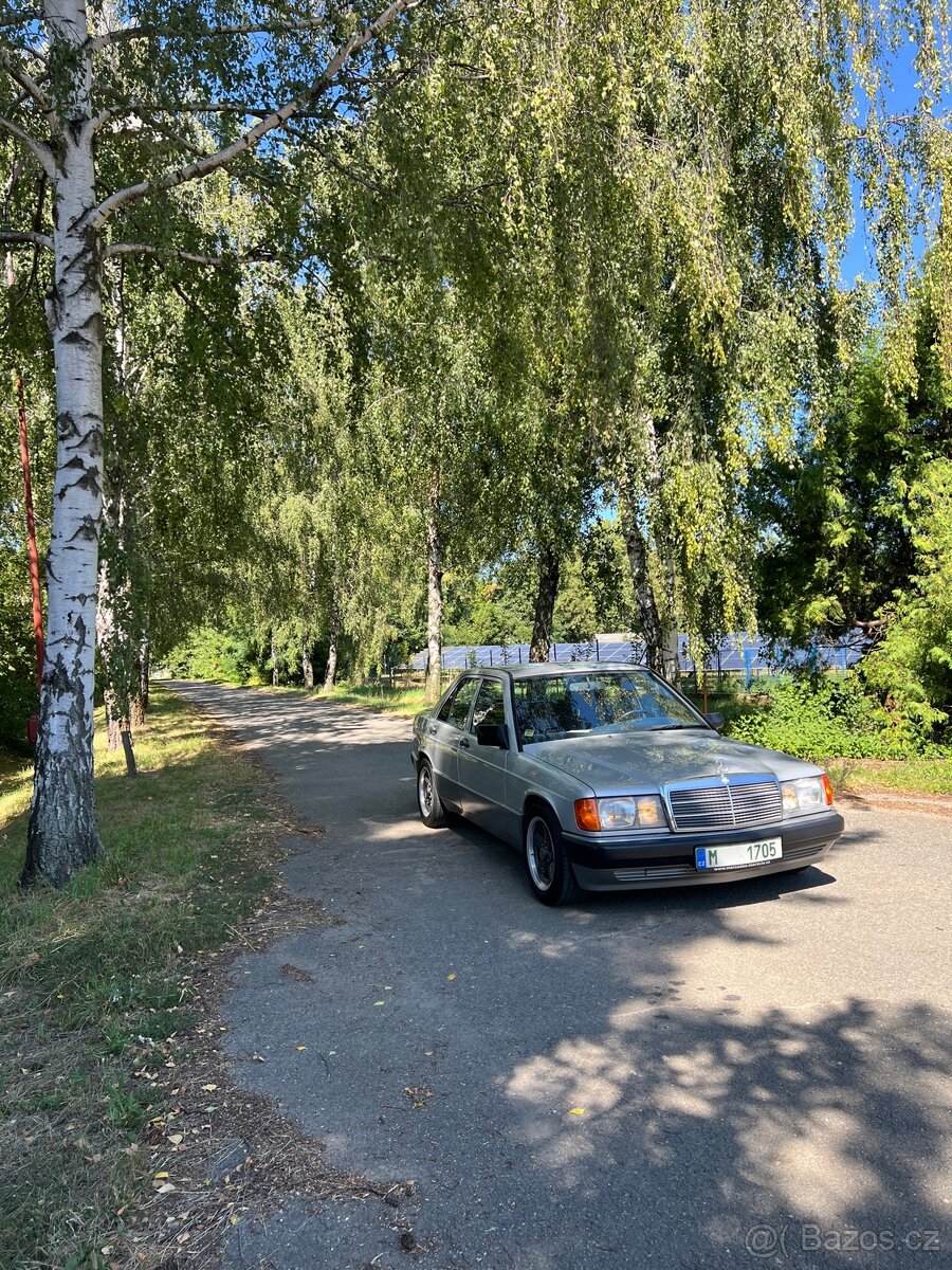 Mercedes-Benz 190 E 2.0i - 9
