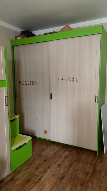 DĚTSKÝ POKOJ, PATROVÁ POSTEL, SKŘÍŇ, DVA PSACÍ STOLY - 9