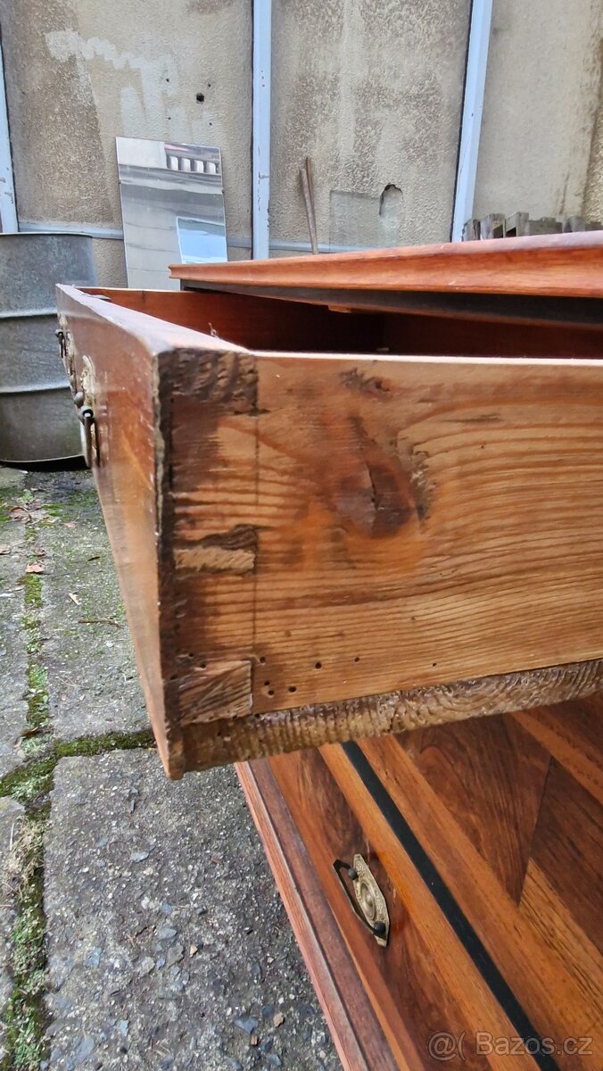STAROŽITNÁ KOMODA- 19 STOL - 9