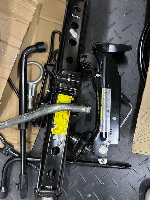 Vložka zvedák klíč na kolo oko rezerva dojezdové kolo - 9