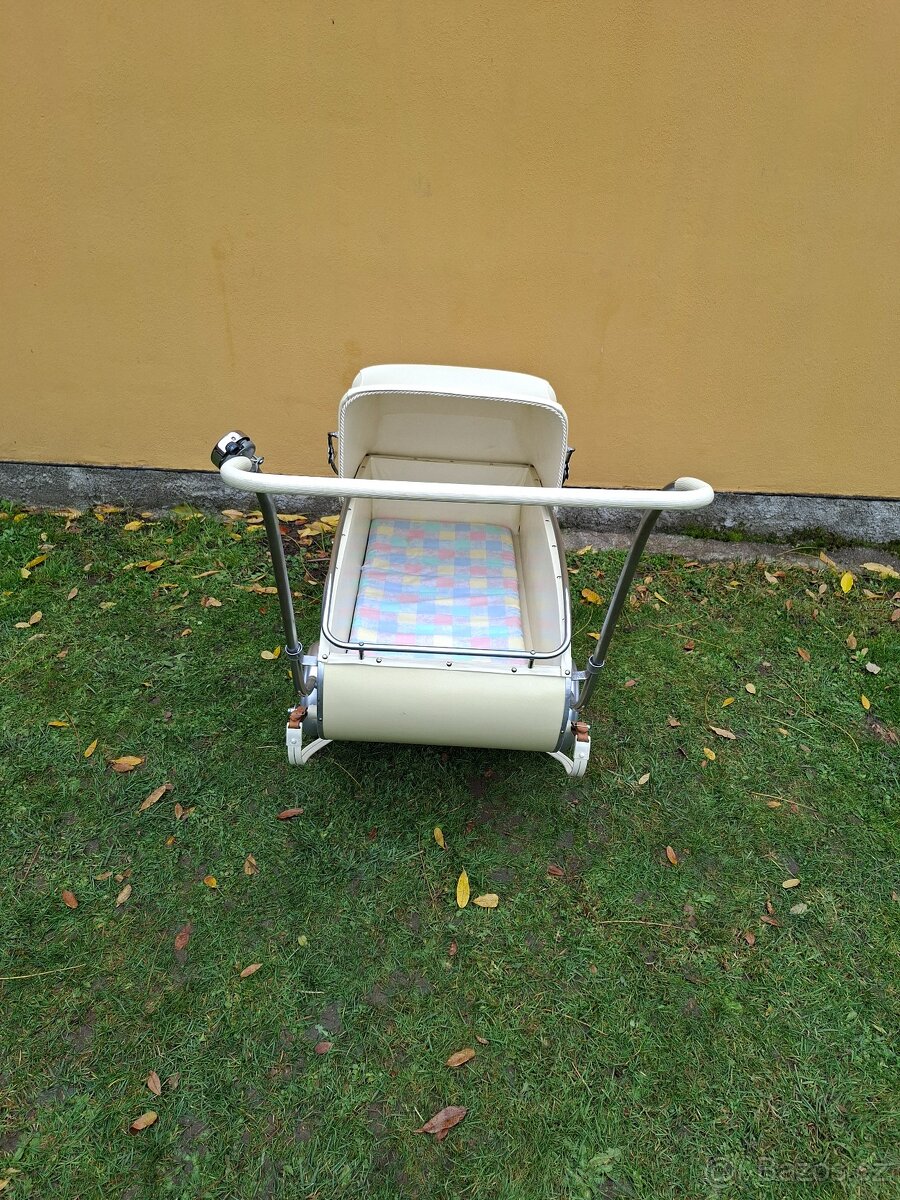 Starožitný kočárek pro miminko č. 202 - 9