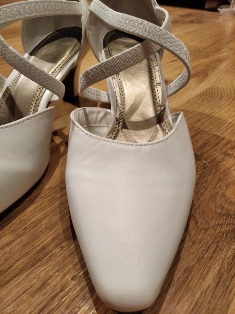 Slušivé bílé lodičky, vel.38 - 9