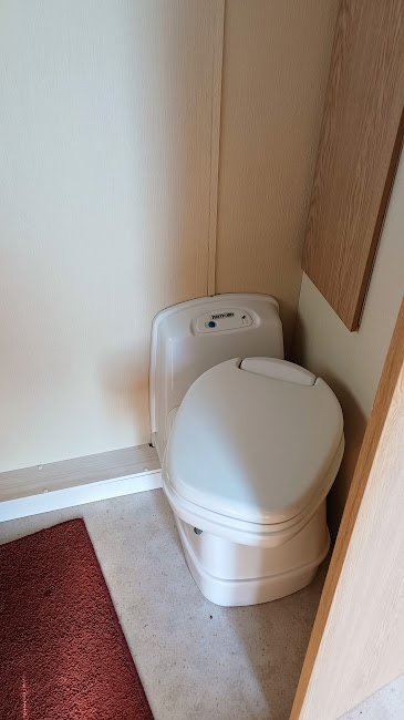 Avento 420 TL Premier, koupelna, WC, TV - 9