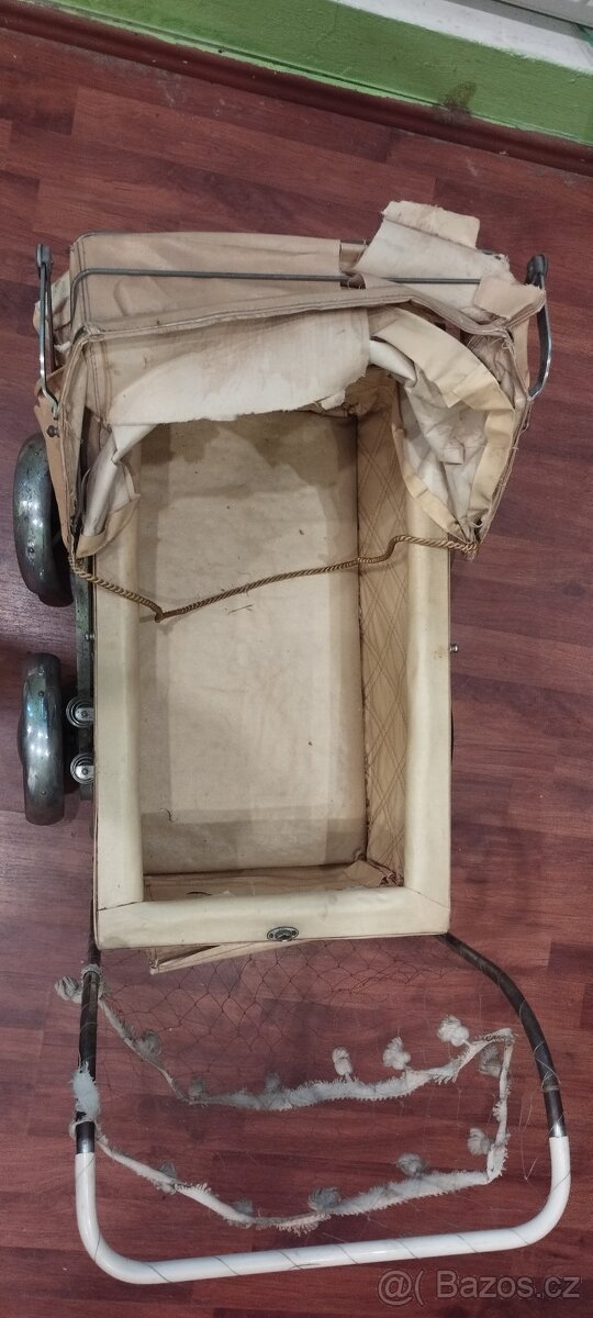 Stará panenka, medvěd (bručí), kočárek pro panenky + oblečky - 9