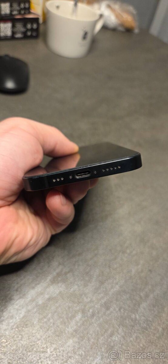 IPhone 16e 128GB černý - 9