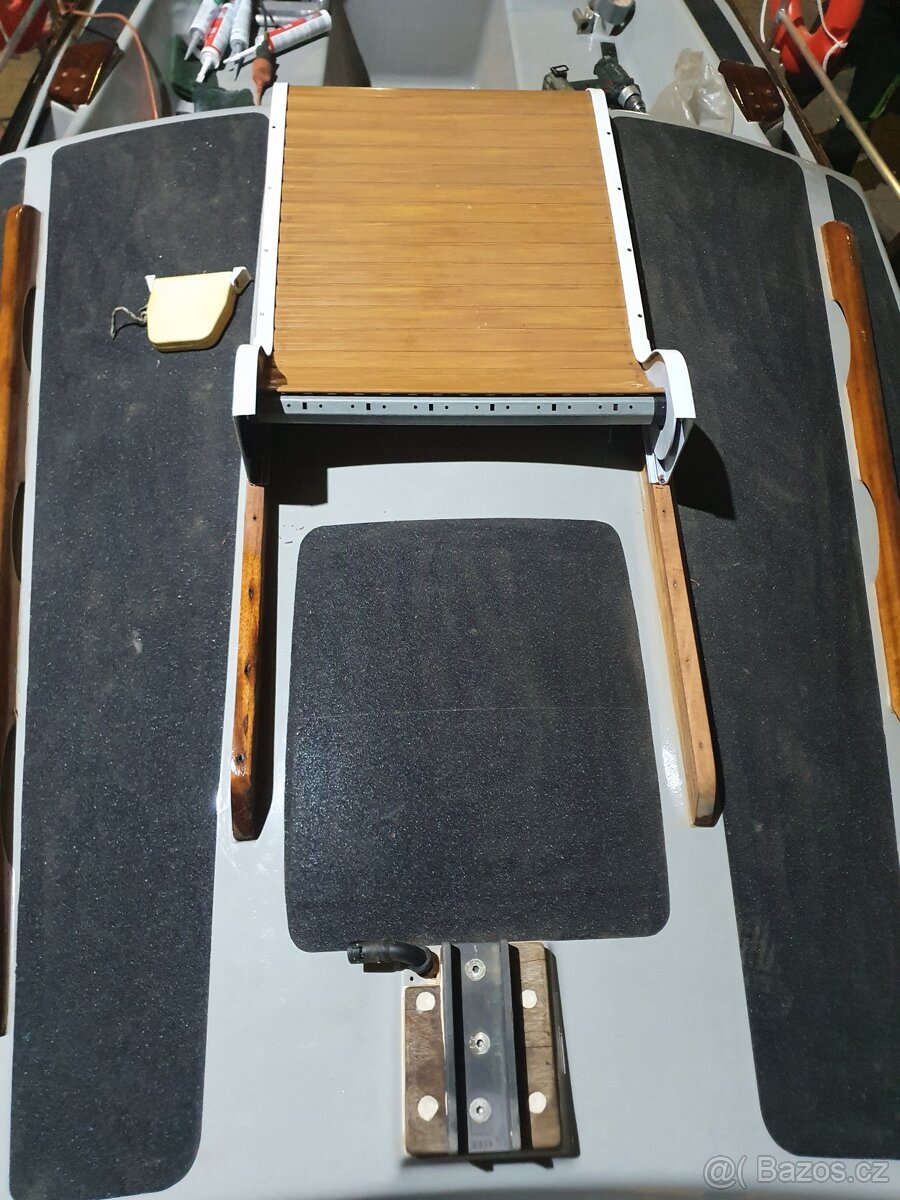 Kajutový motorový člun/ rybářská loď - 9