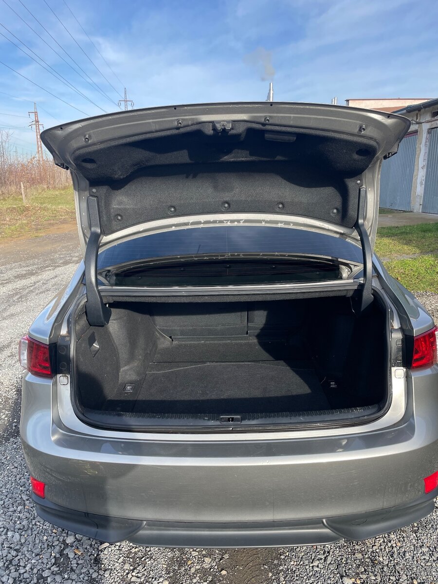 Lexus IS300h - 9