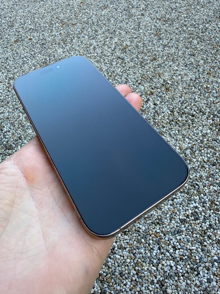 IPhone 16 pro - baterie 92% - 9