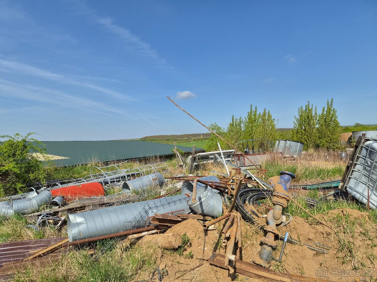 Různí kovový material - 9