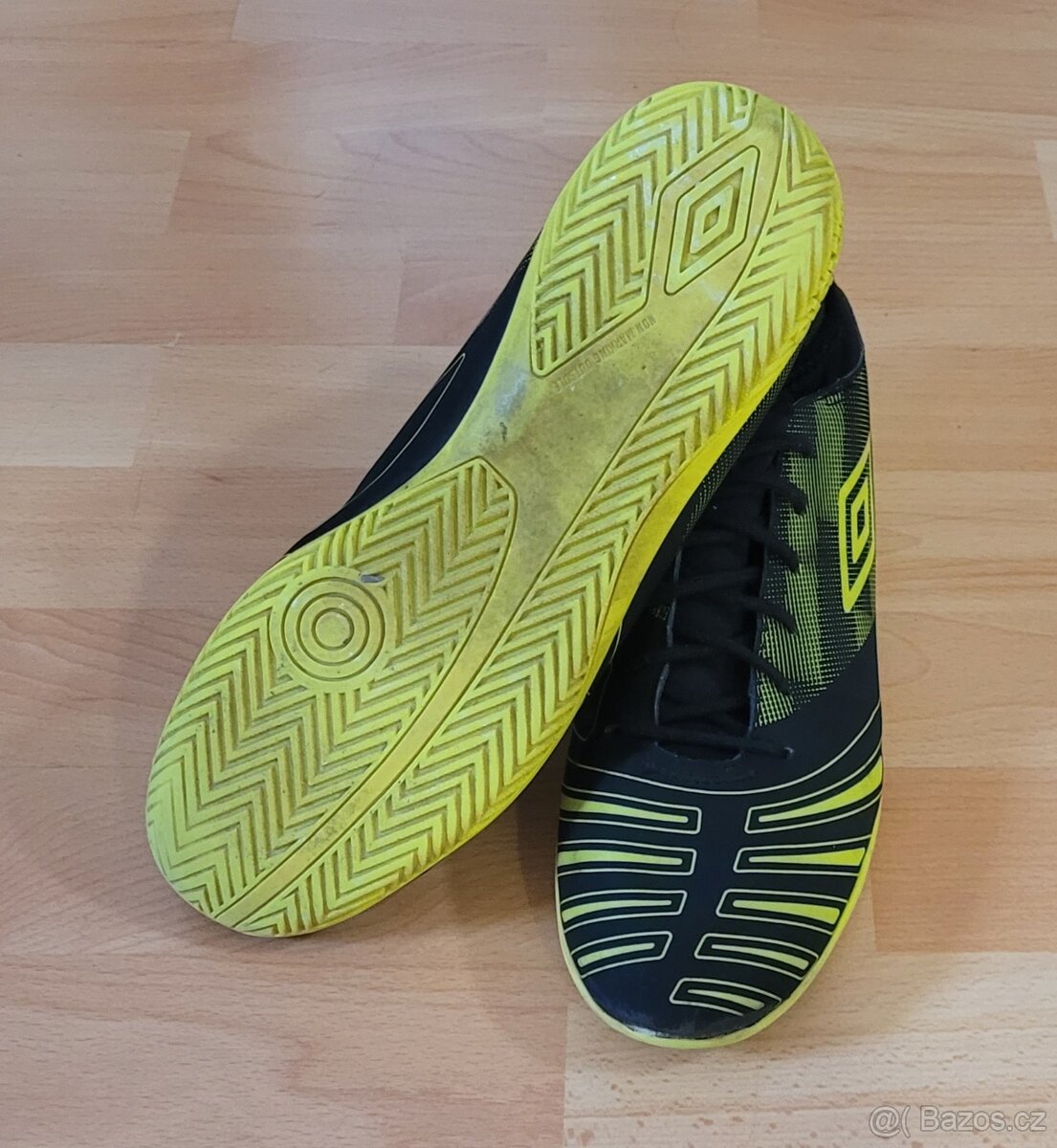 pánské kopačky zn.Adidas vel.42 a sálovky zn.Umbro vel.42,5 - 9