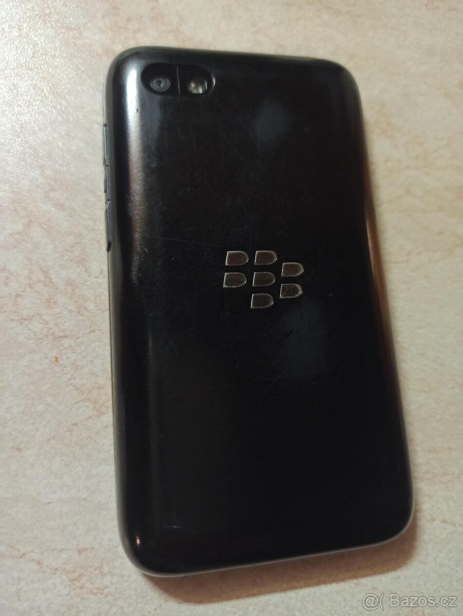 mobilní telefon Blackberry Q5 - 9