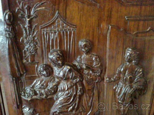 starožitná vyřezávaná skříň - 9
