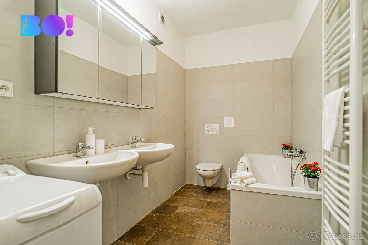 Prodej řadového rodinného domu 5+kk se zahradou a dvougaráží - 9