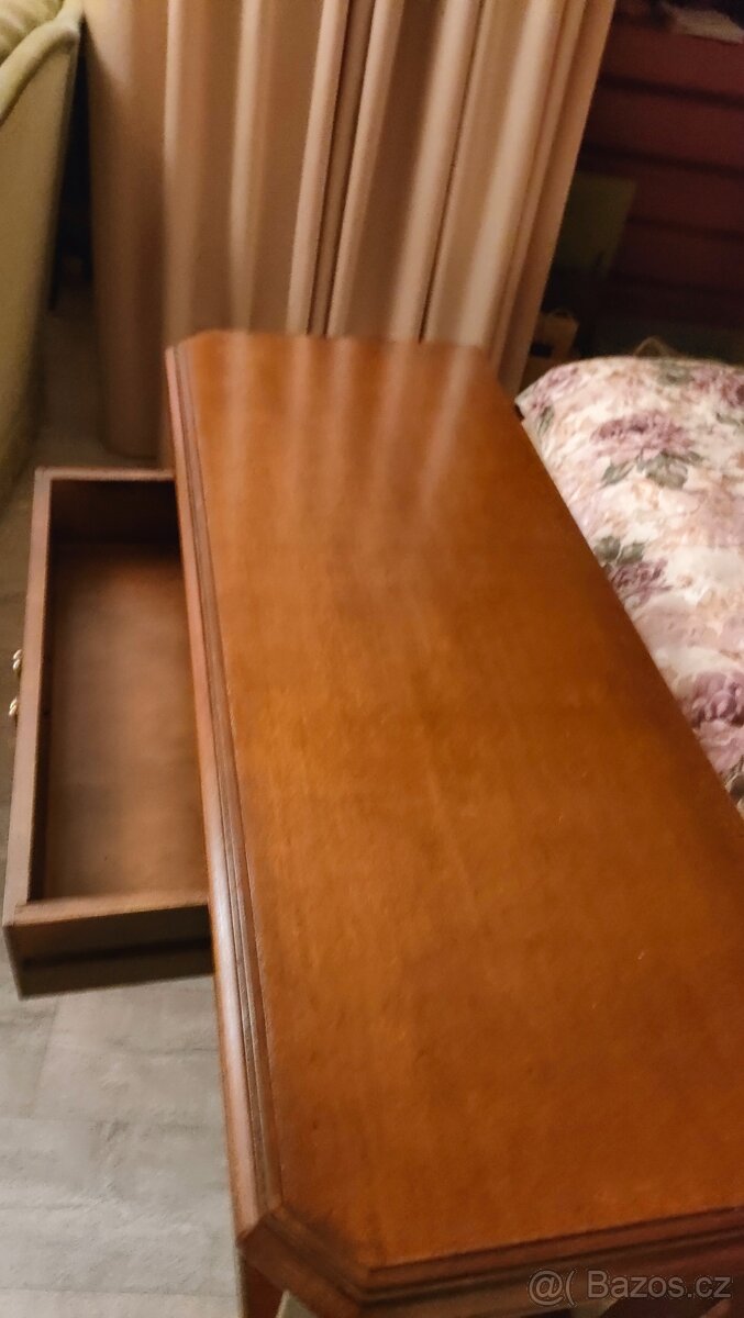 Konzolovy stolek - 9