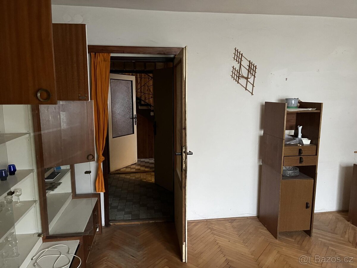 Prodej RD dvě bytové jednotky, prostorná dvou garáž s pozemk - 9