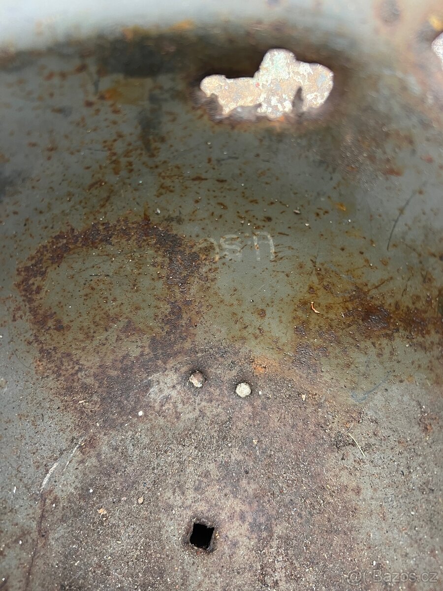 Vojenská helma . - 9