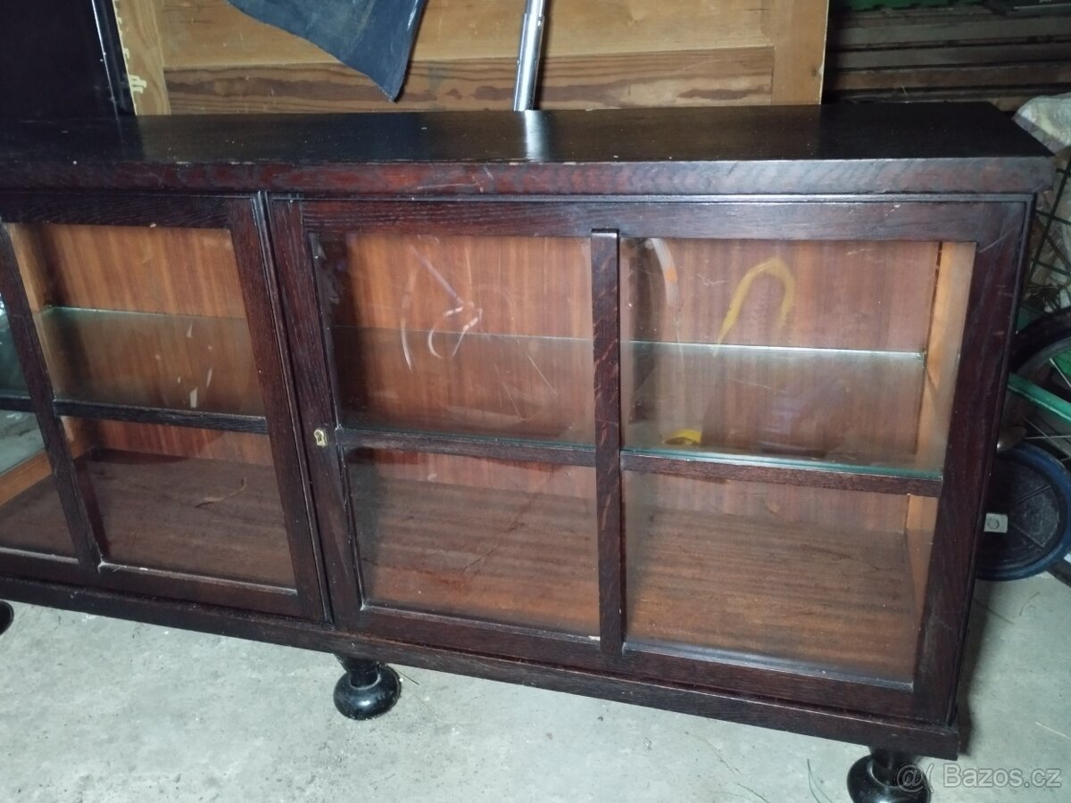 PROSKLENÁ SKŘÍŇKA - 9