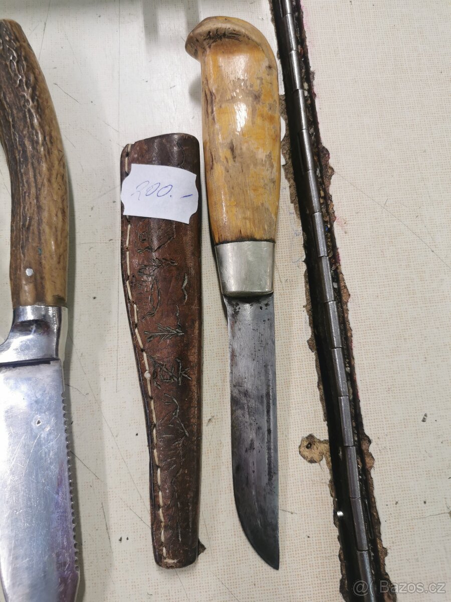 Plynová pistole, nože, divadelní kukátka. - 9