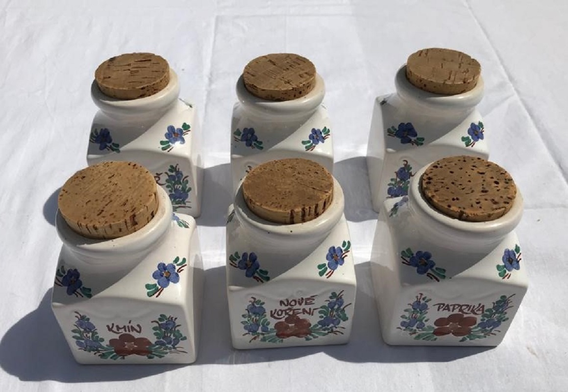 Závěsná Police + 6x Kořenka + 3x Hrnek Porcelán - 9