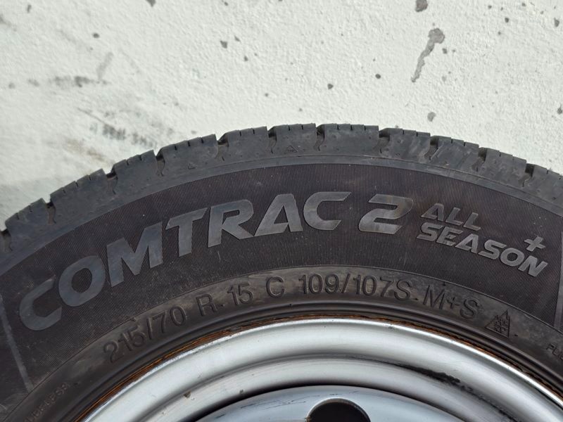 Celoroční Vredestein 215/70/15C + disky - 9