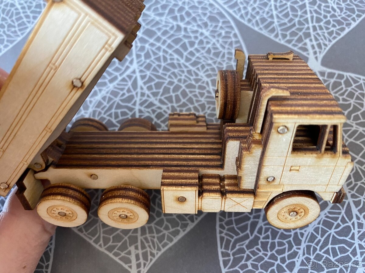 Nový dřevěný model Tatra 815 - 9