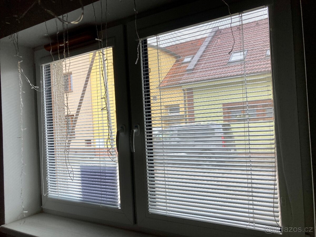 Dvě plastová okna, trojskla - 9