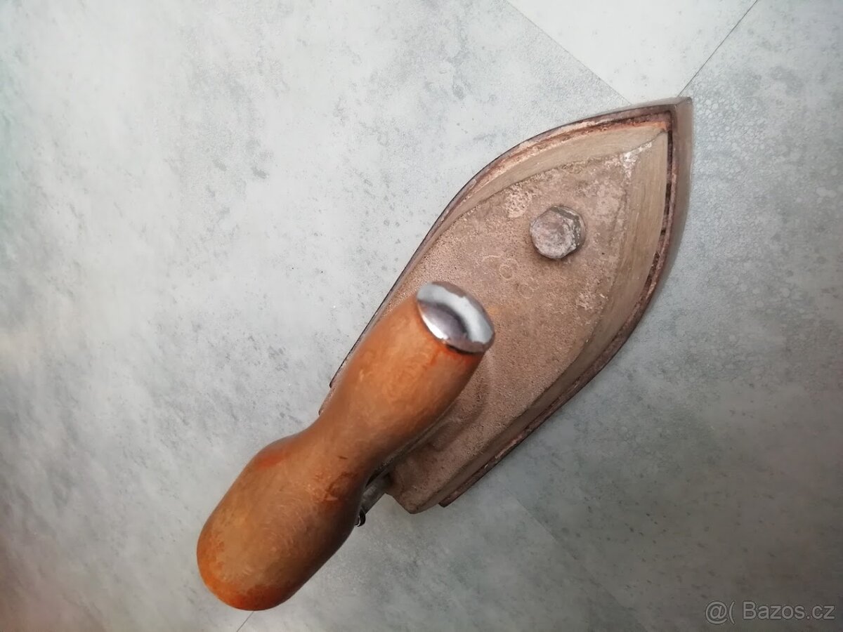 Stará krejčovská žehlička a smaltovaná mísa na zadělávání - 9