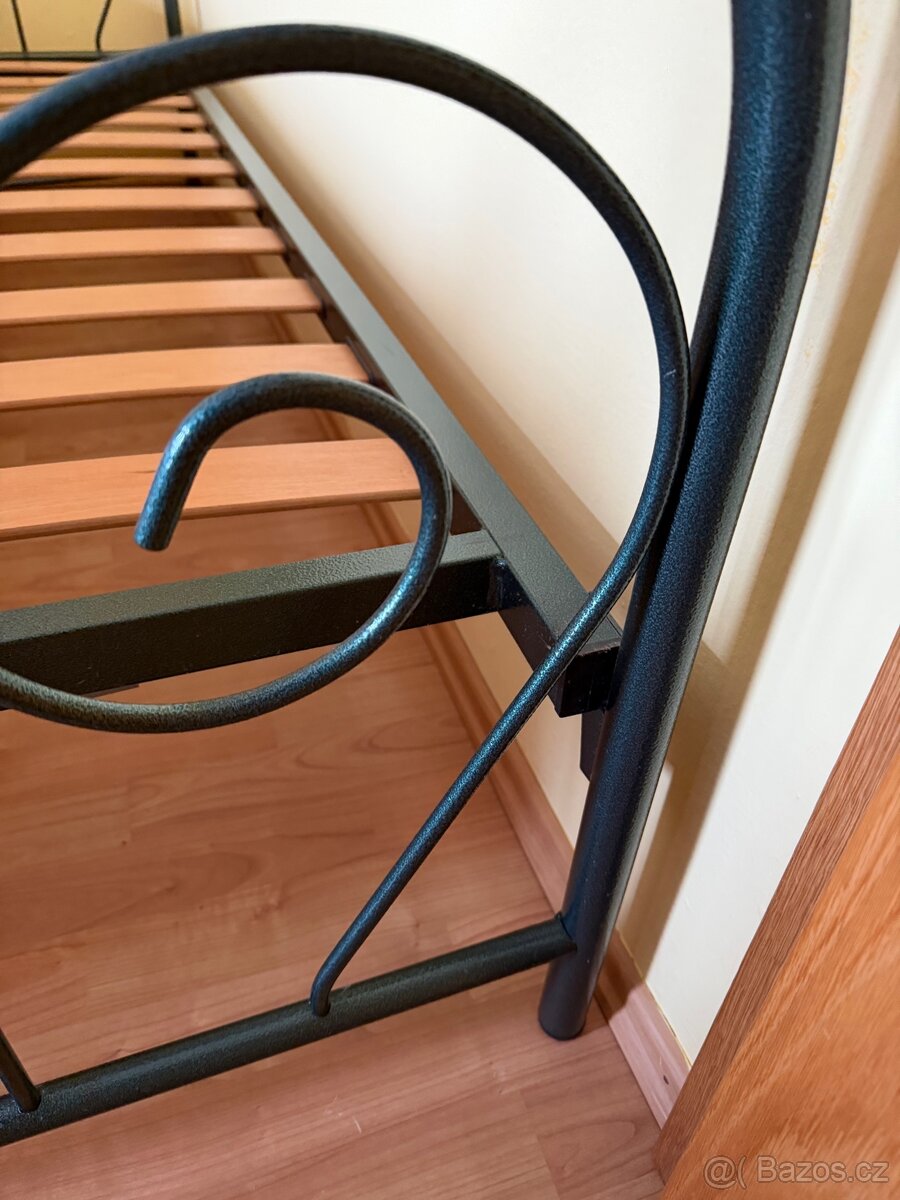 Kovová postel a roštem, matrací a šuplíkem na míru.. - 9