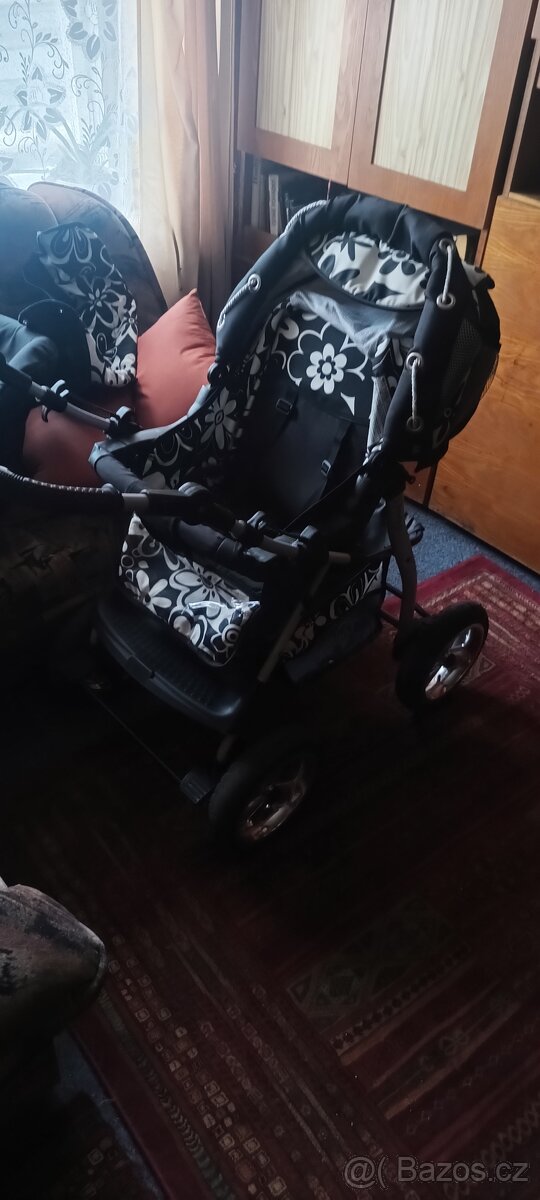 Kočárek a autosedačka - 9