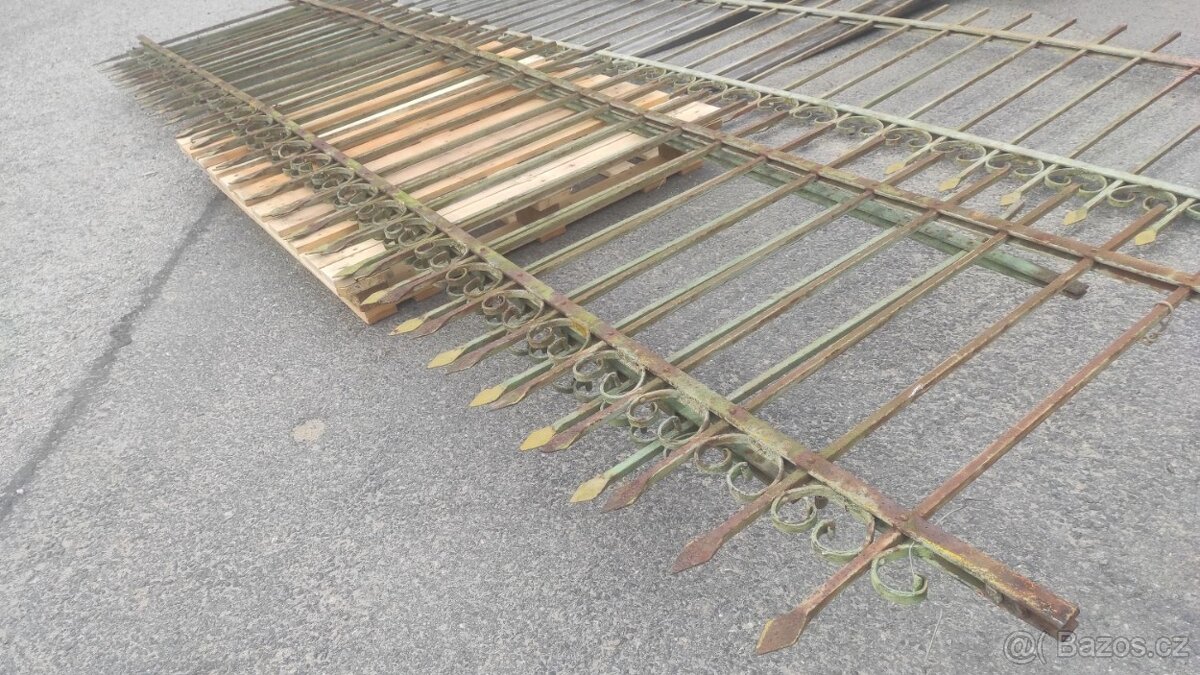 Starý železný plot, plotové dílce, 7,9 bm - 9