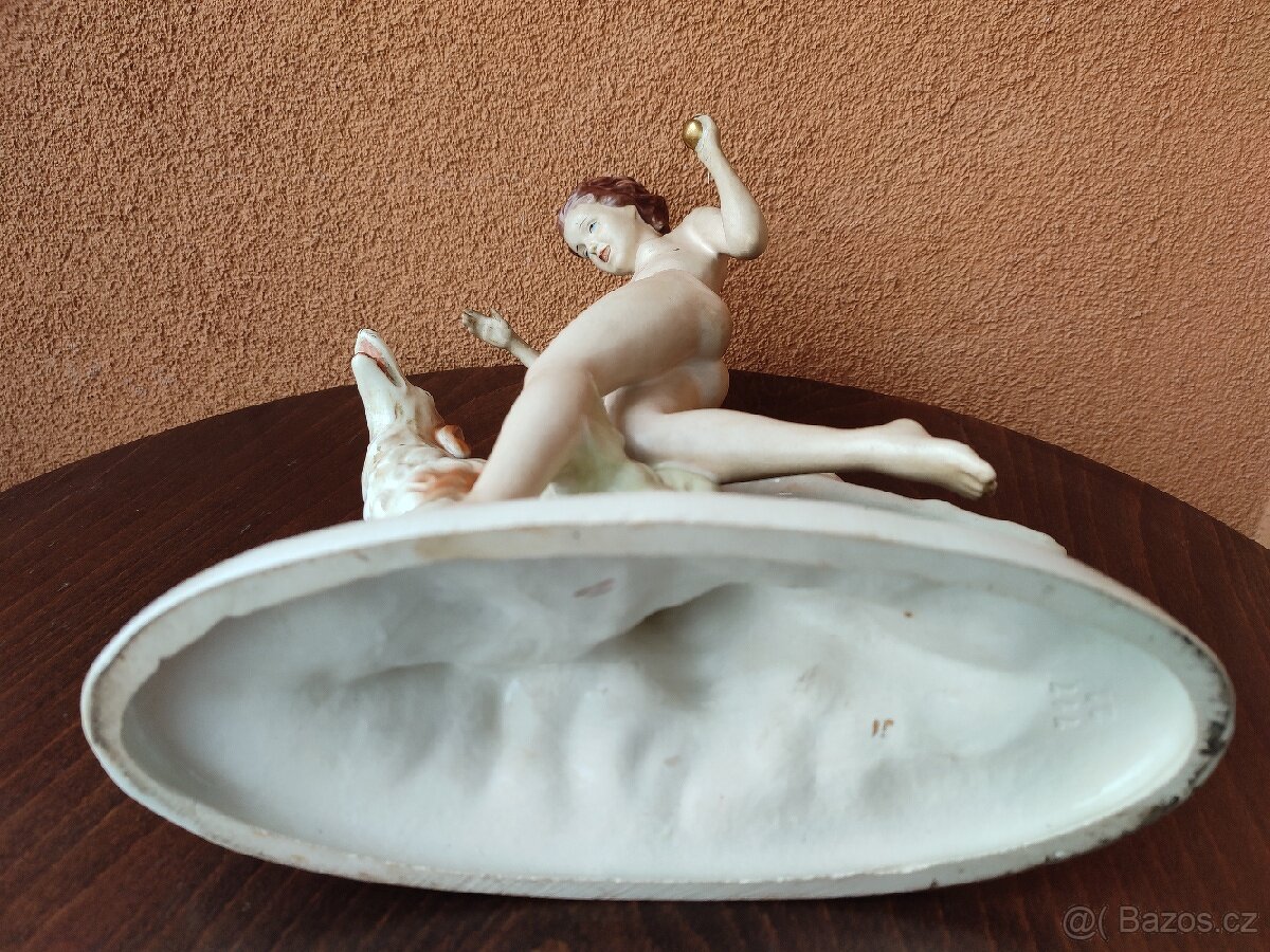 PRVOREPUBLIKOVÁ SOCHA, SLEČNA S CHRTEM. - 9