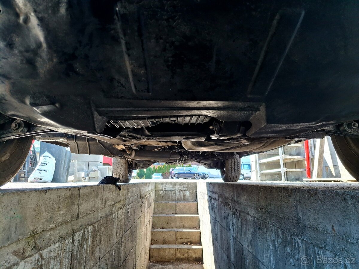 VW Transporter 2.5 TDi 5.míst - 9